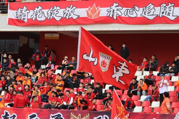 主場(chǎng)上萬名球迷的吶喊助威，給山東體彩女足征戰(zhàn)女超增添了能量與動(dòng)力